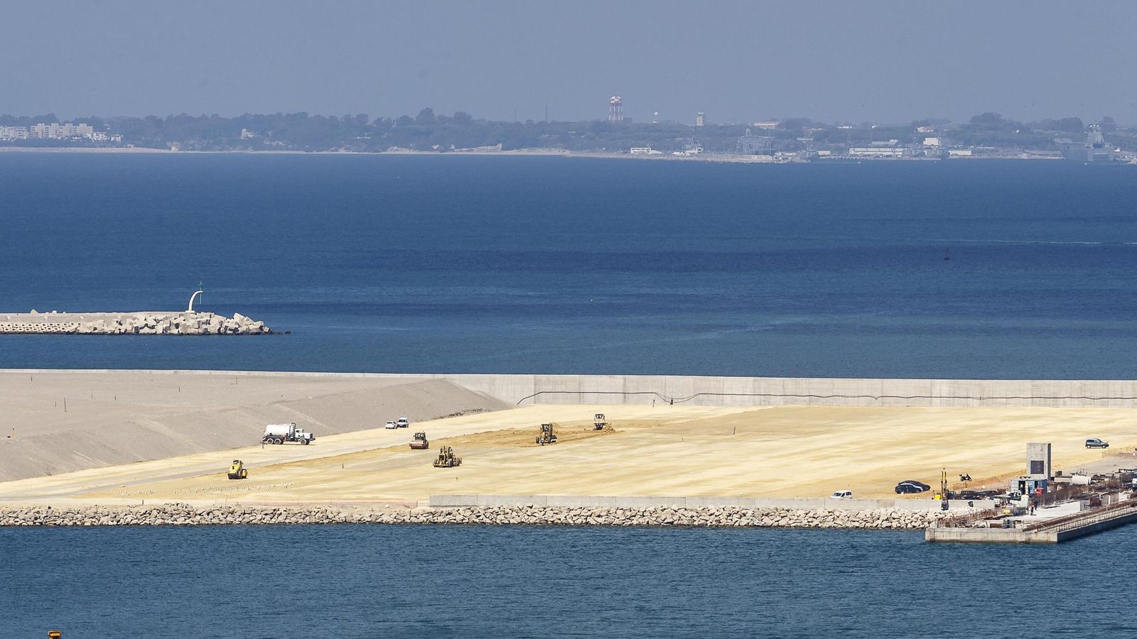 Un buque, por la canal del Puerto de Cádiz, con la terminal de contenedores en obras delante, en una imagen de aerchivo.