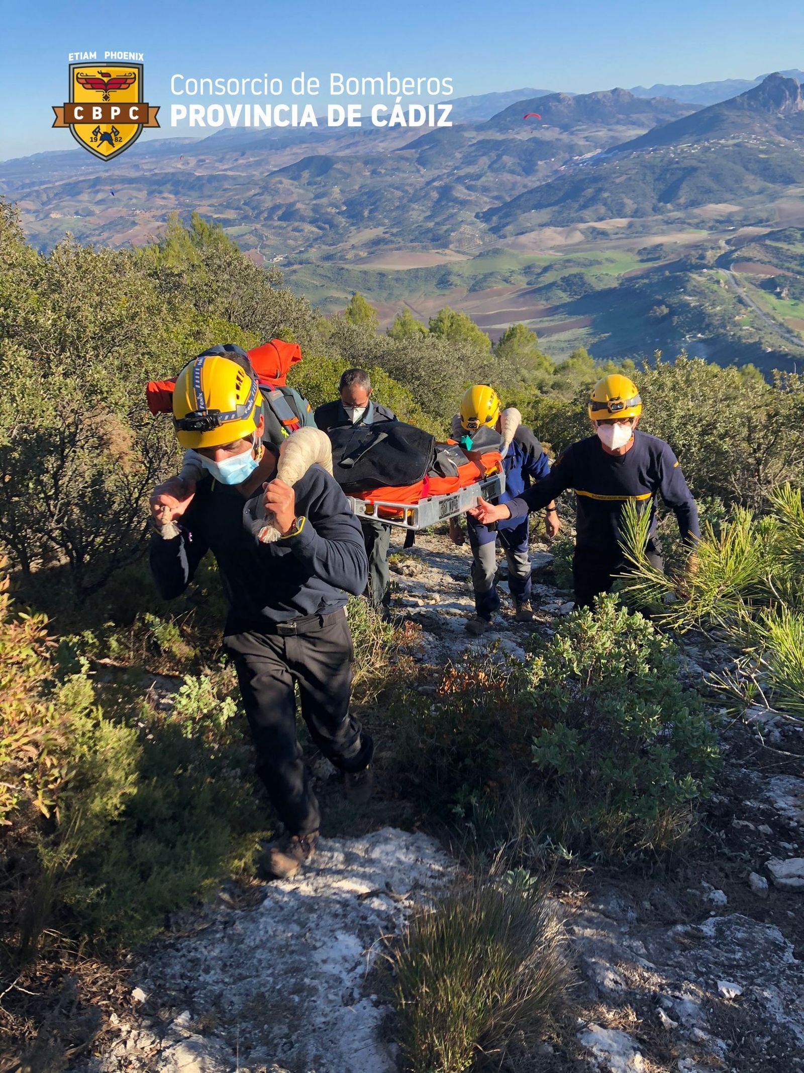 Efectivos del Consorcio Provincial de Bomberos rescatan el cuerpo del parapentista fallecido.