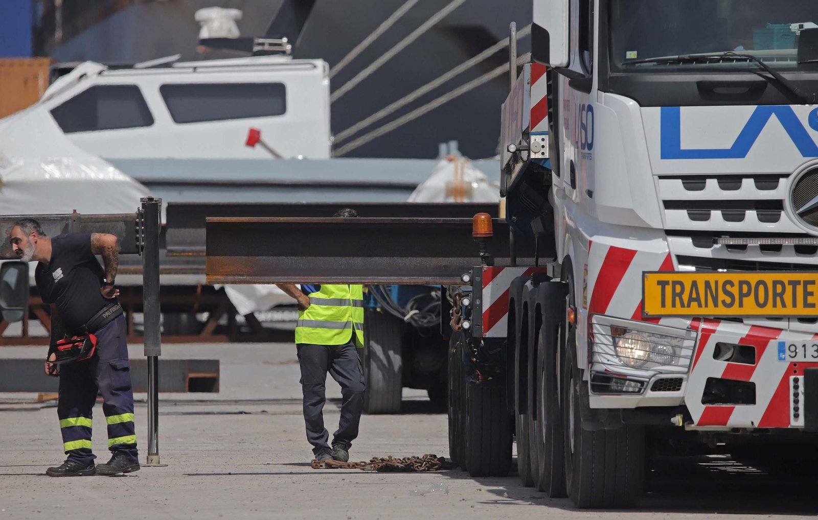 Fotos del dispositivo de descarga de las embarcaciones del buque Lila Mumbai en el Puerto de Algeciras