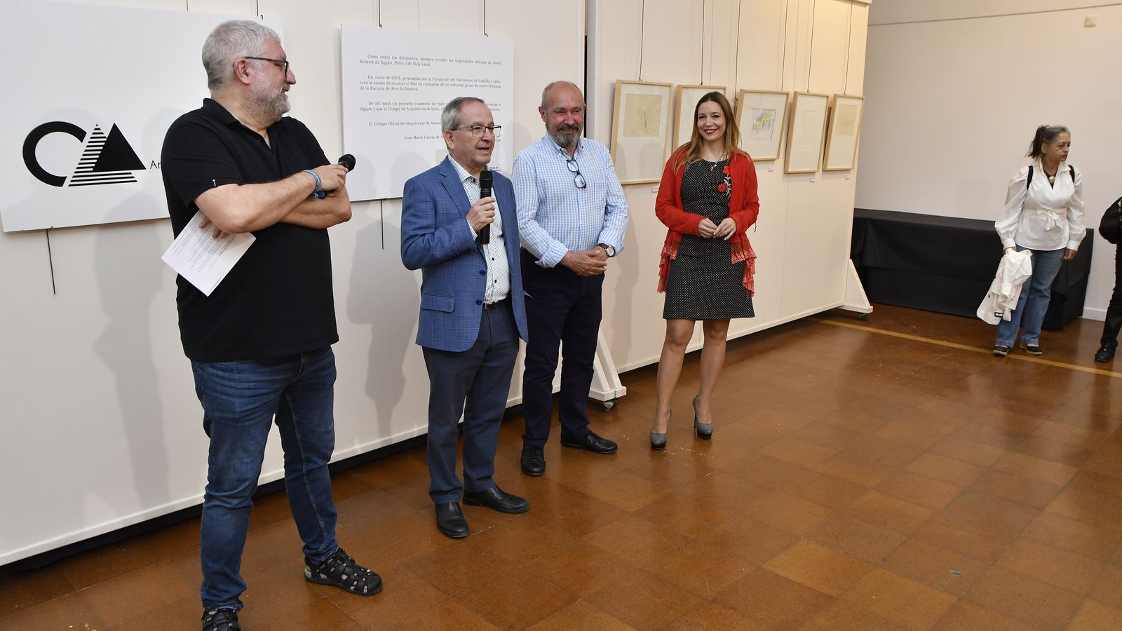 García de Acilu con el decano de Almería y la decana de León en la exposición del COAA