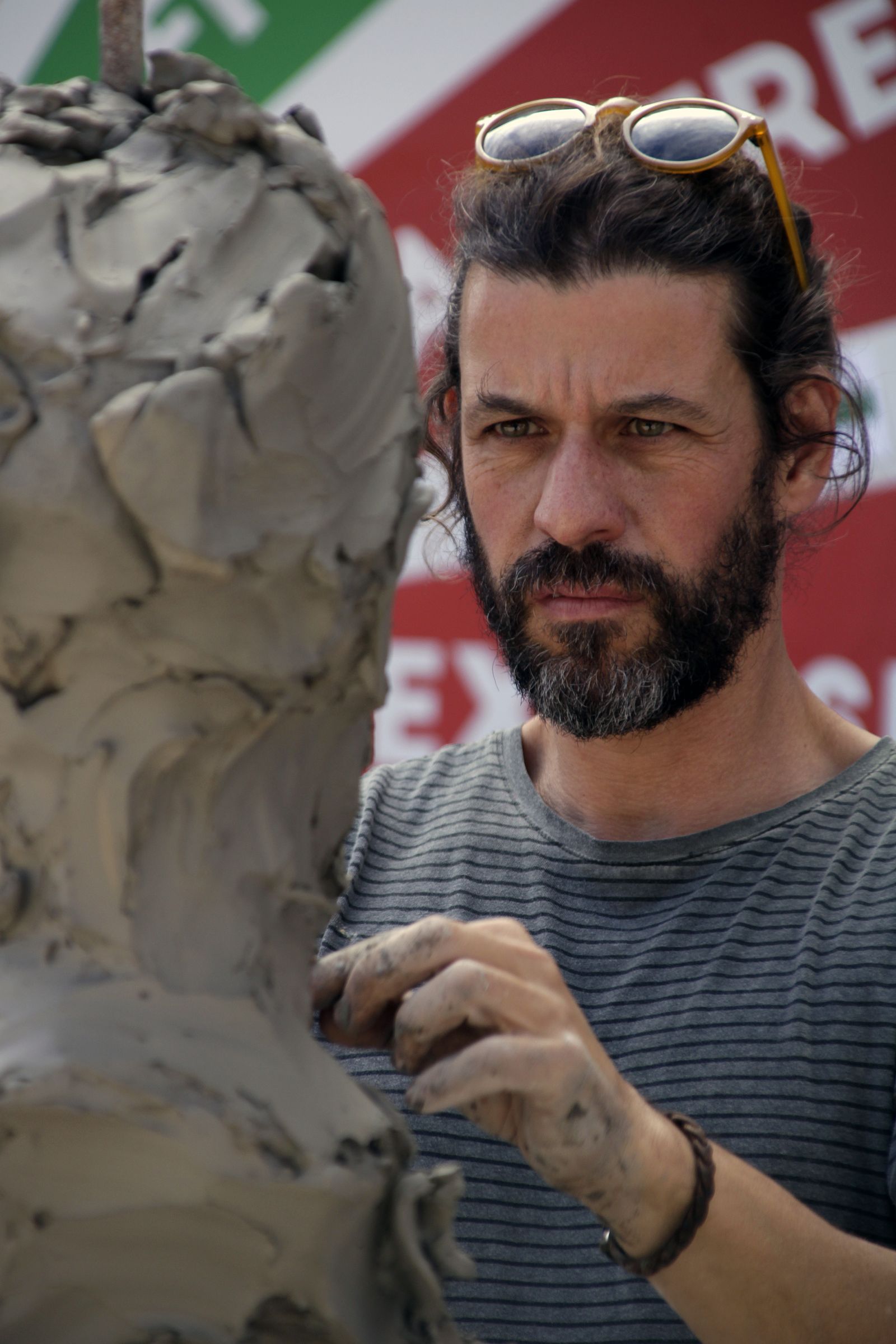 Modelado del escultor Martín Lagares con motivo de la II Feria del Emprendimiento en imágenes