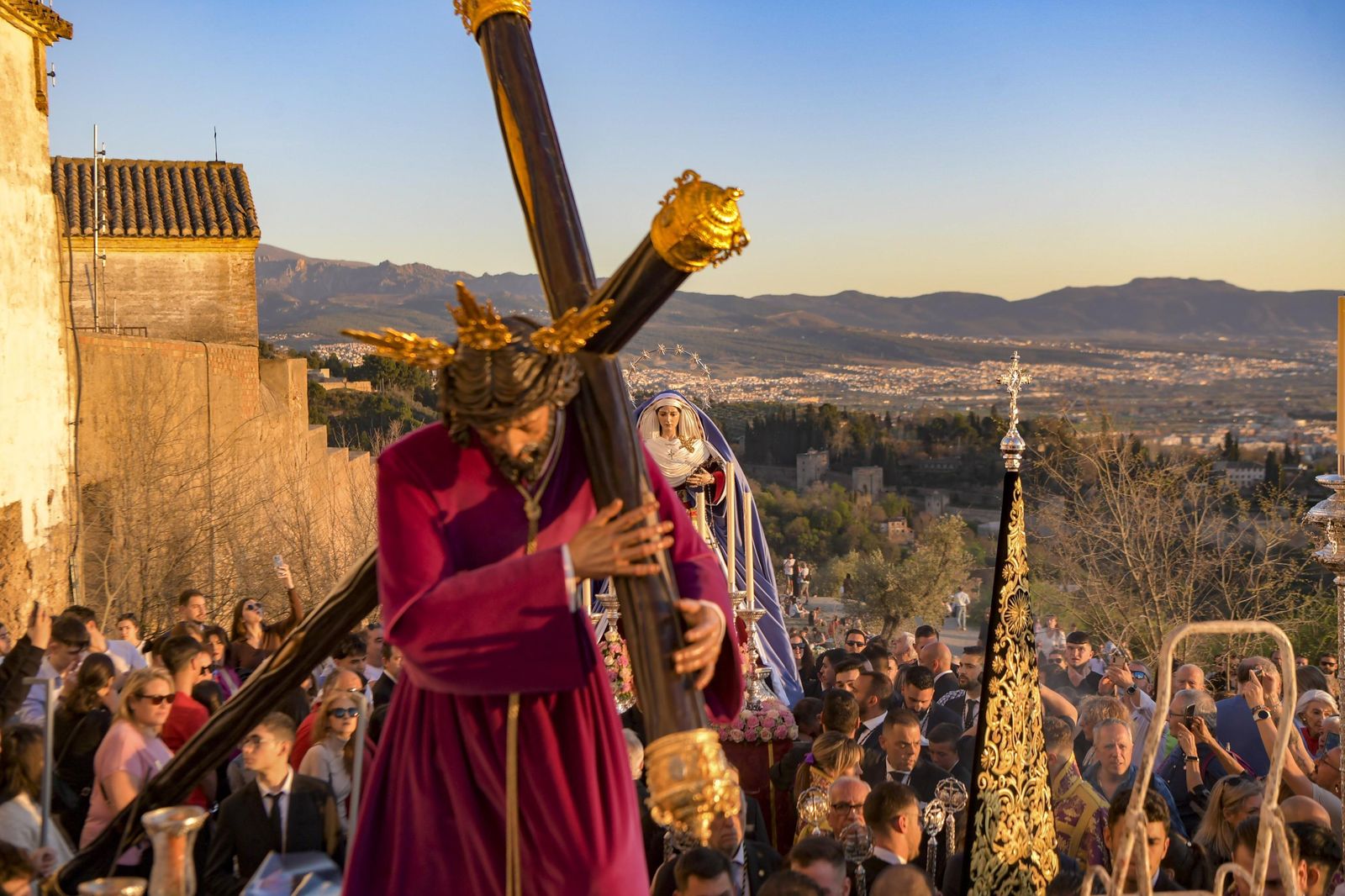Galería: La Estrella sube en vía crucis al Cerro de San Miguel