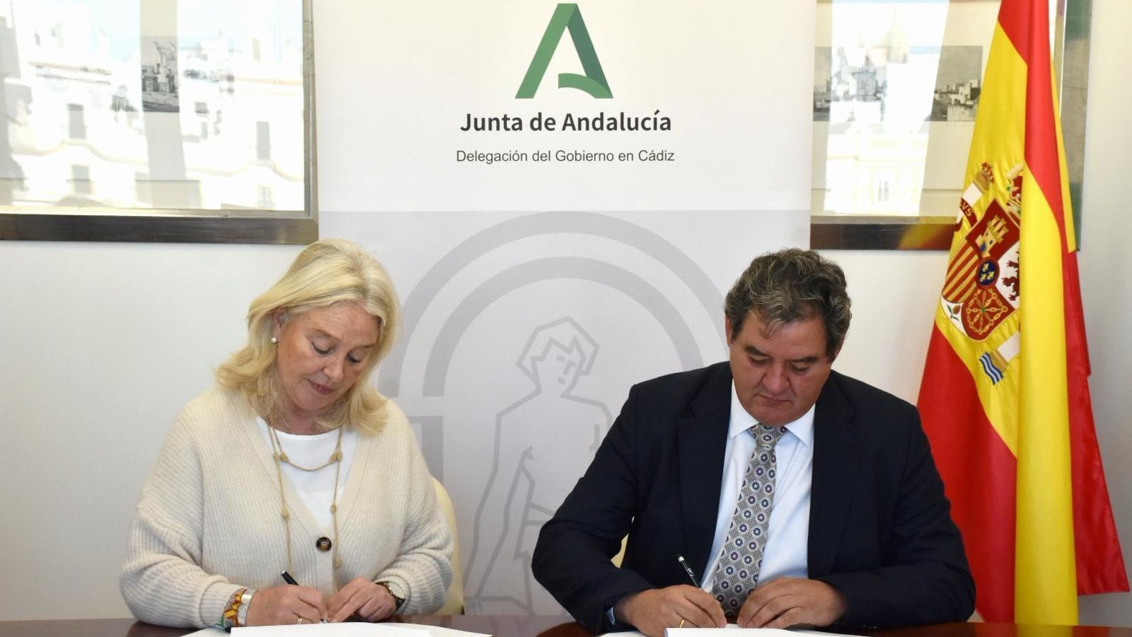 Mercedes Colombo y José Luis Guijarro durante la firma del convenio