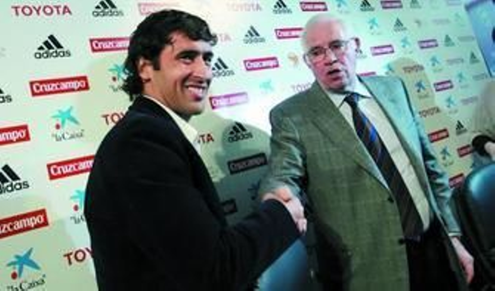 Raúl y Luis Aragonés se estrechan la mano en la Ciudad del Fútbol de Las Rozas, sede de la Federación.