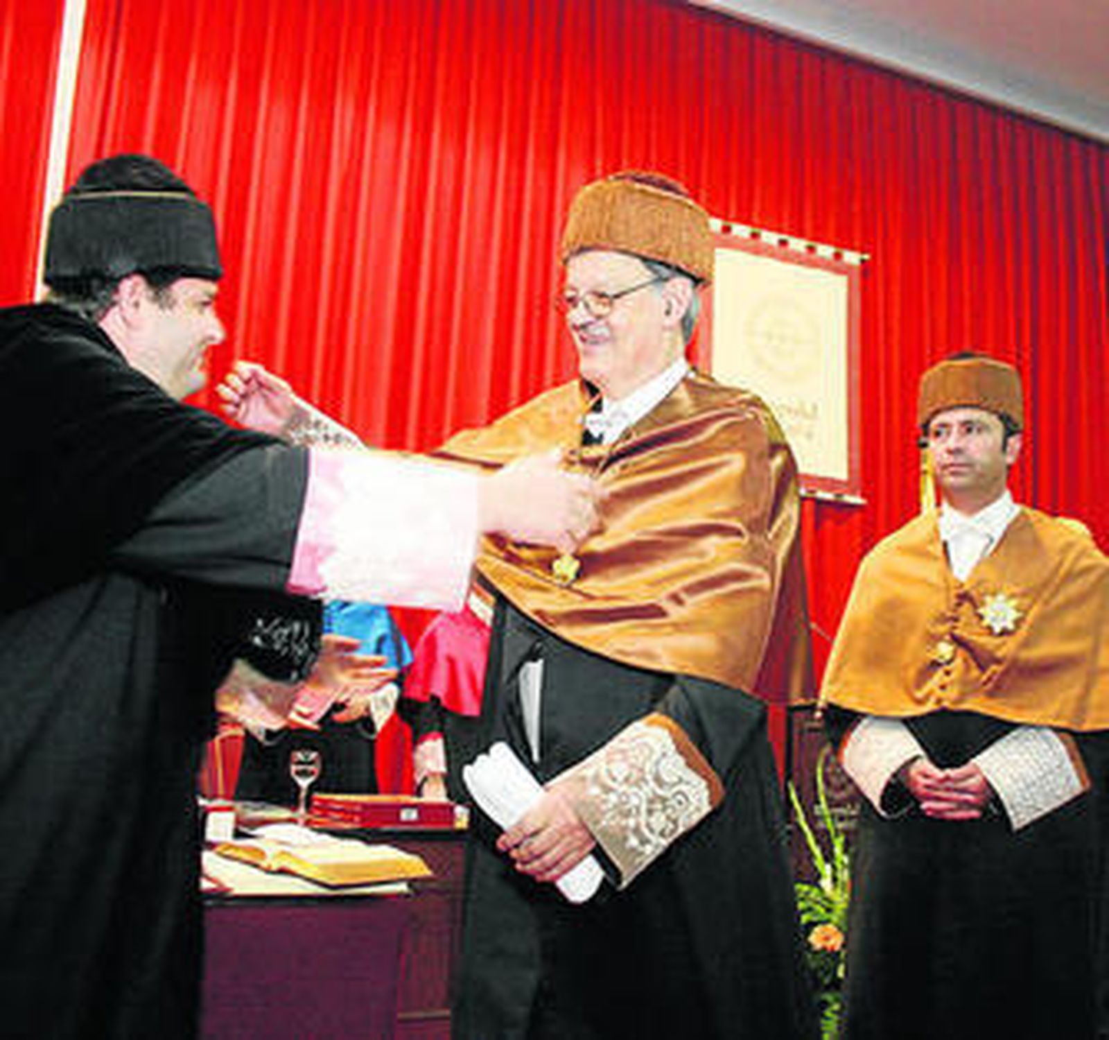El profesor Sebastián Dormido Bencomo en el acto de investidura de la Universidad de Huelva.