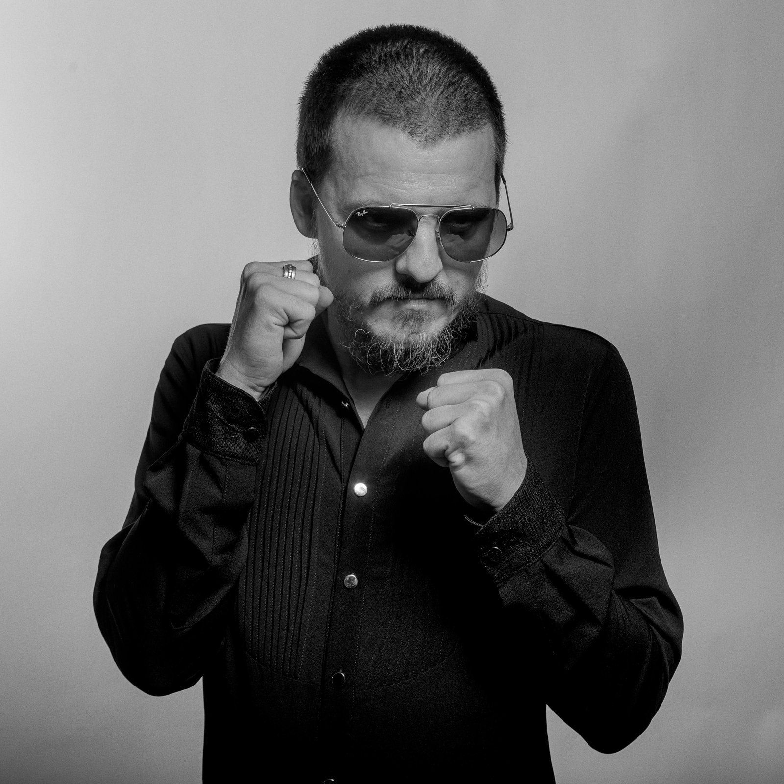 El cantante madrileño posa estilo casual.