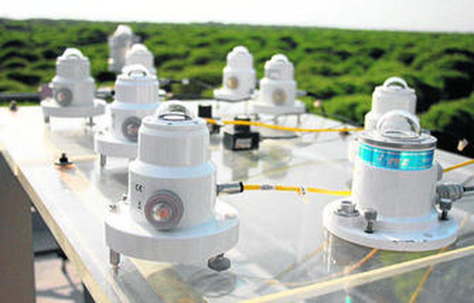 Parte de los dispositivos que el INTA dispone en El Arenosillo para el estudio de la atmósfera.