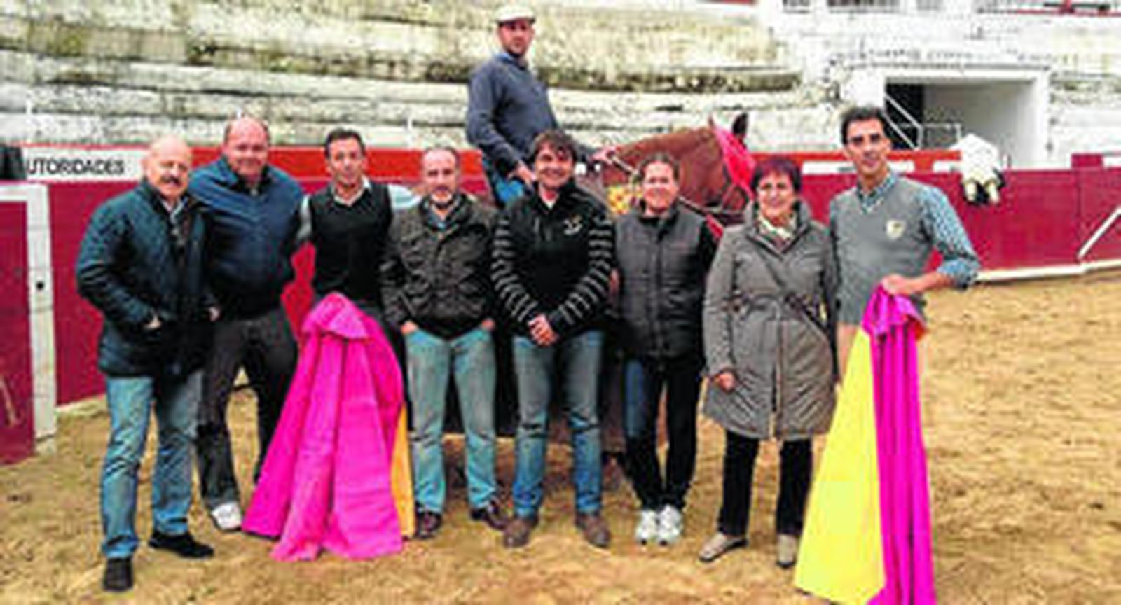 Jesuli de Torrecera, con sus apoderados y ganaderos, en el tentadero celebrado en la plaza de toros de Estella.