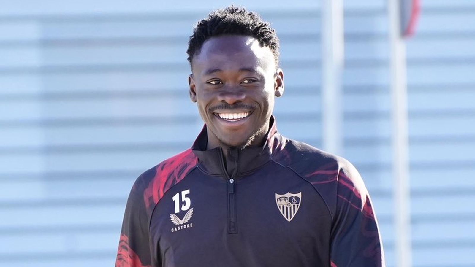 Akor Adams entrena con el Sevilla.