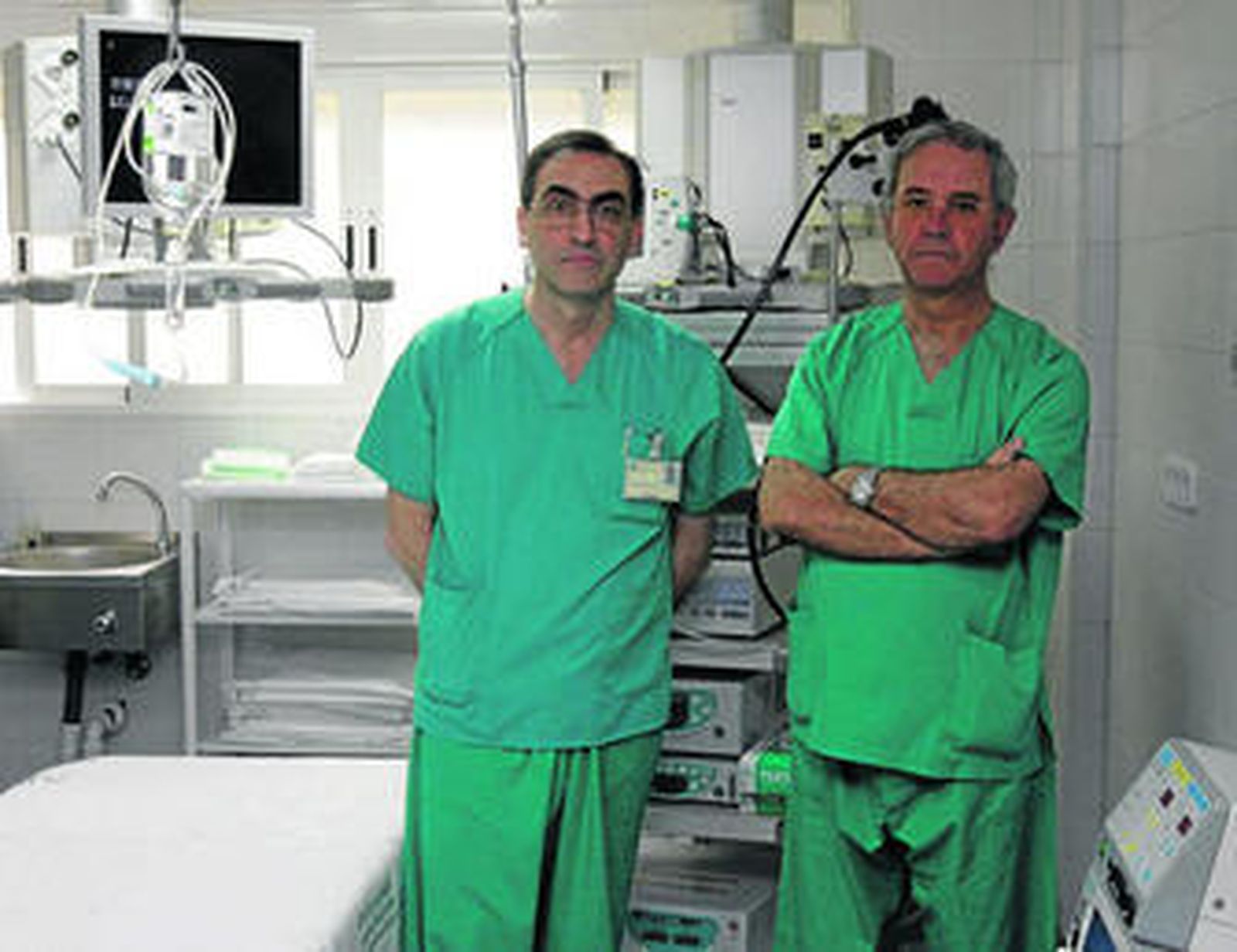 Los doctores Rafael Romero y Francisco Pellicer, en un quirófano del Hospital Virgen Macarena.