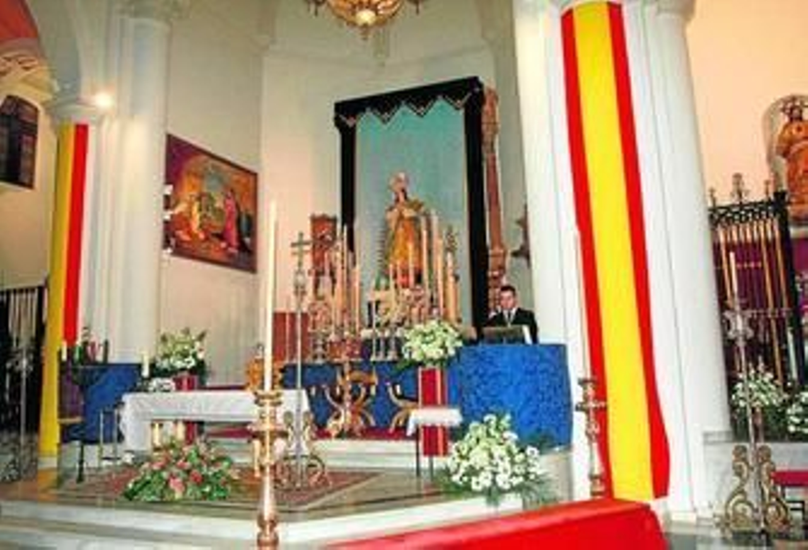 Monumento a la Inmaculada en Huelva, adornado para los actos del 250 aniversario y la bula del Patronato.