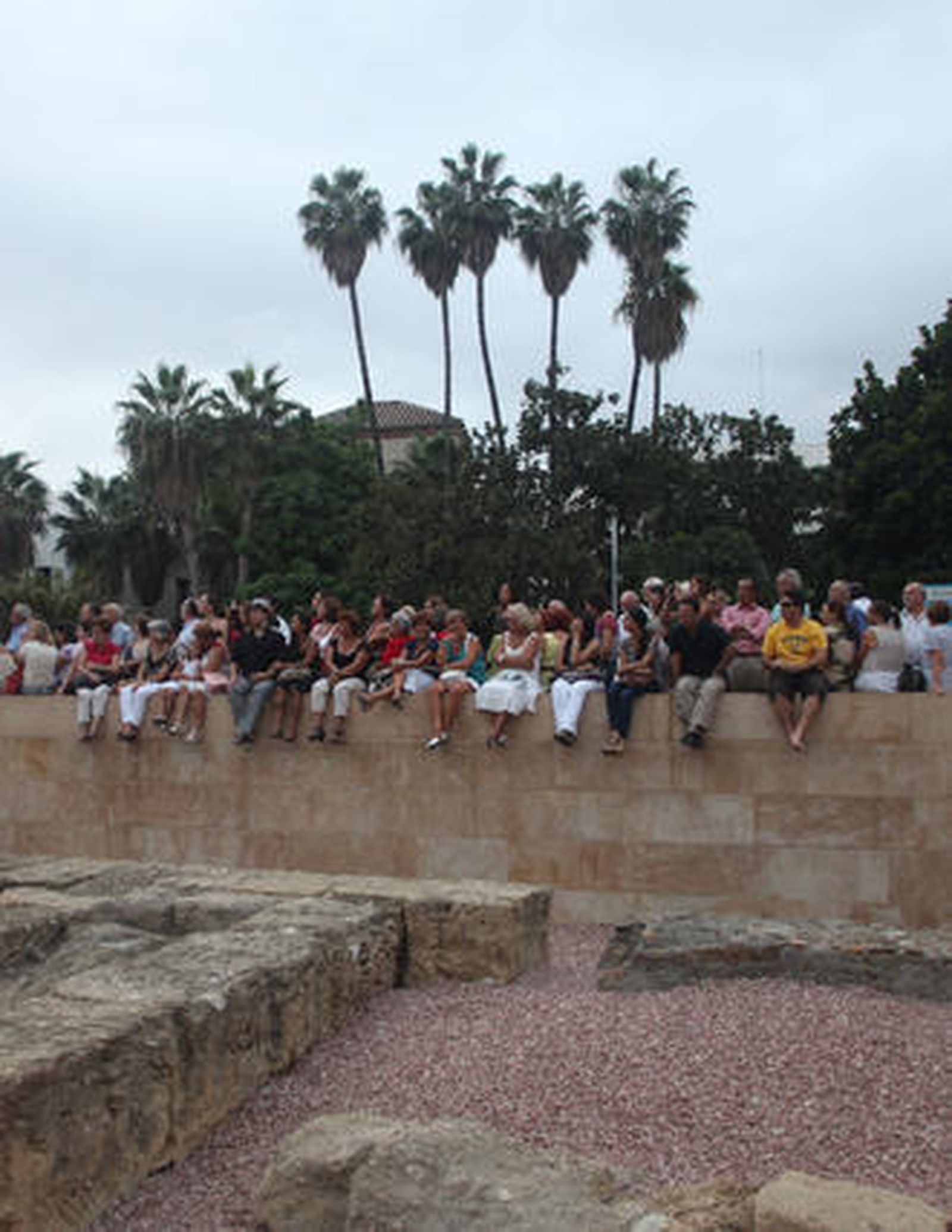 Las gradas del coliseo estrenaron aforo ante unos 400 invitados a un acto simbólico como la guitarra de Daniel Casares y el predicado de Carlos Álvarez como reclamo

Foto: Sergio Camacho