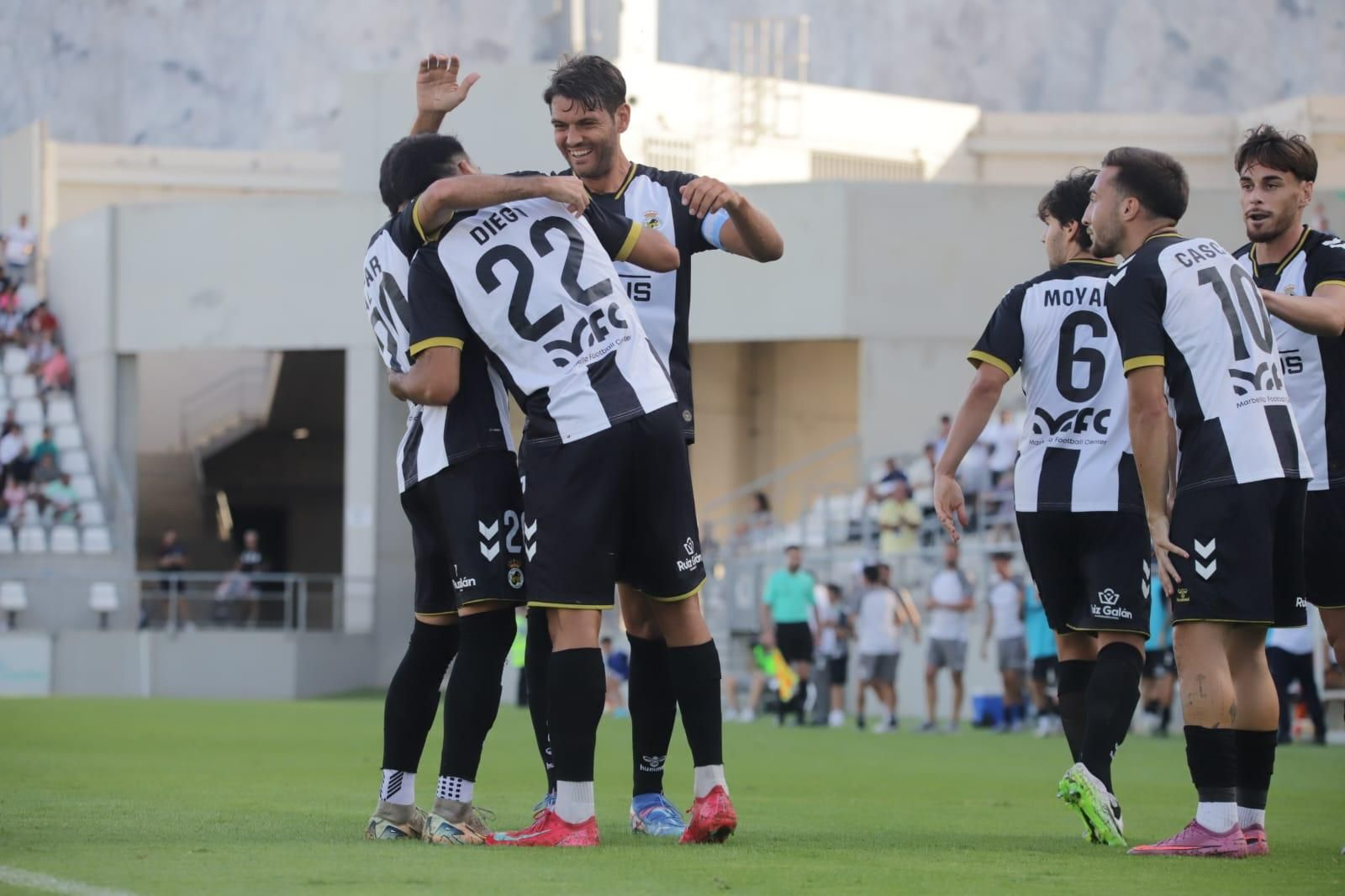 Diego recibe felicitaciones por su gol