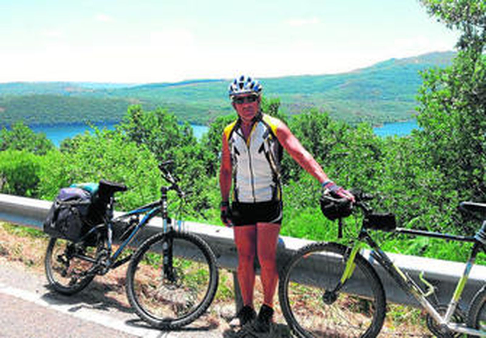 Cristóbal González en un momento del camino de Santiago que hizo en bicicleta antes de tomar el tren en Puebla de Sanabria.