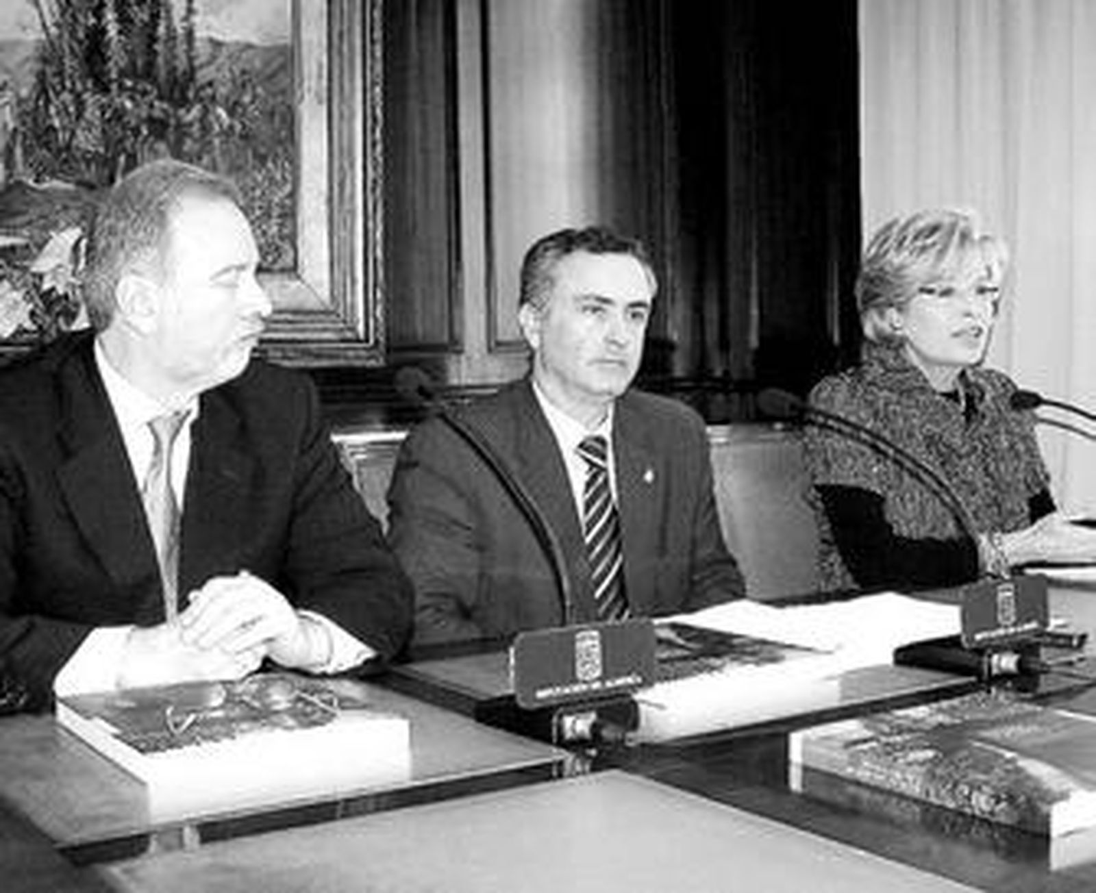 Juan Carlos Usero acompañado de Felipe Faraguna, director de Fundación Unicaja y María del Carmen Amate.