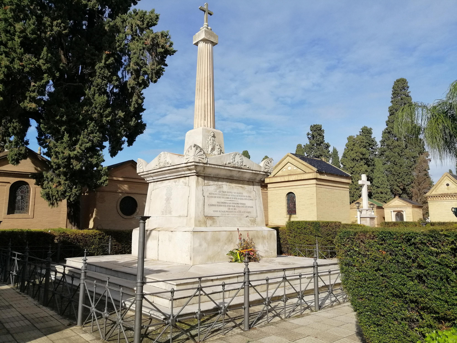 Panteones y tumbas de personajes conocidos