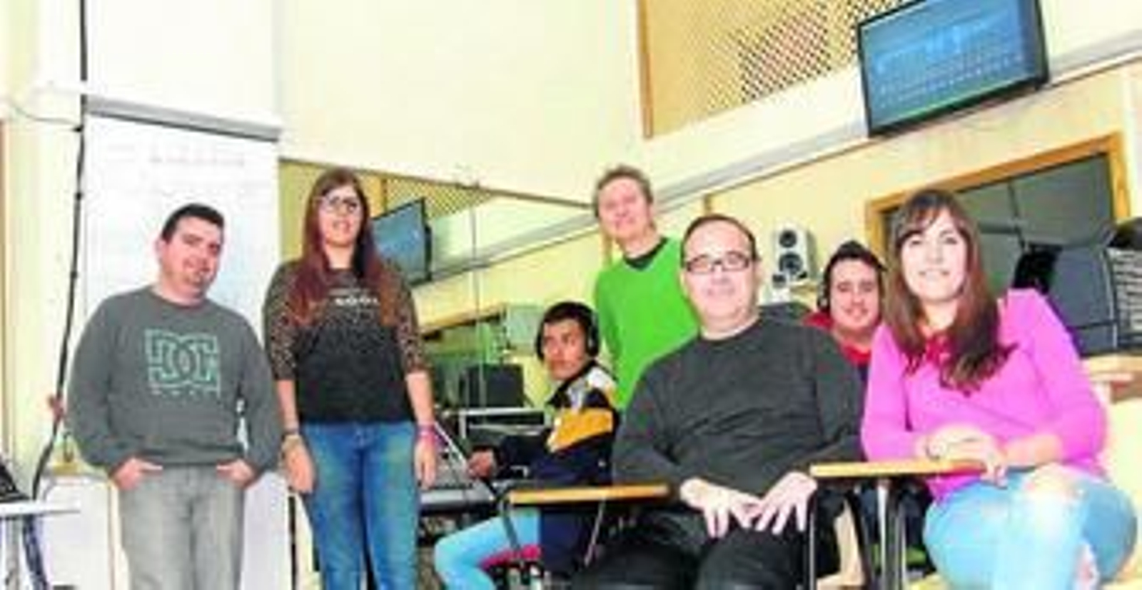 Director, alumnos y profesores preparan programas de radio. Director, alumnos y profesores preparan programas de radio.