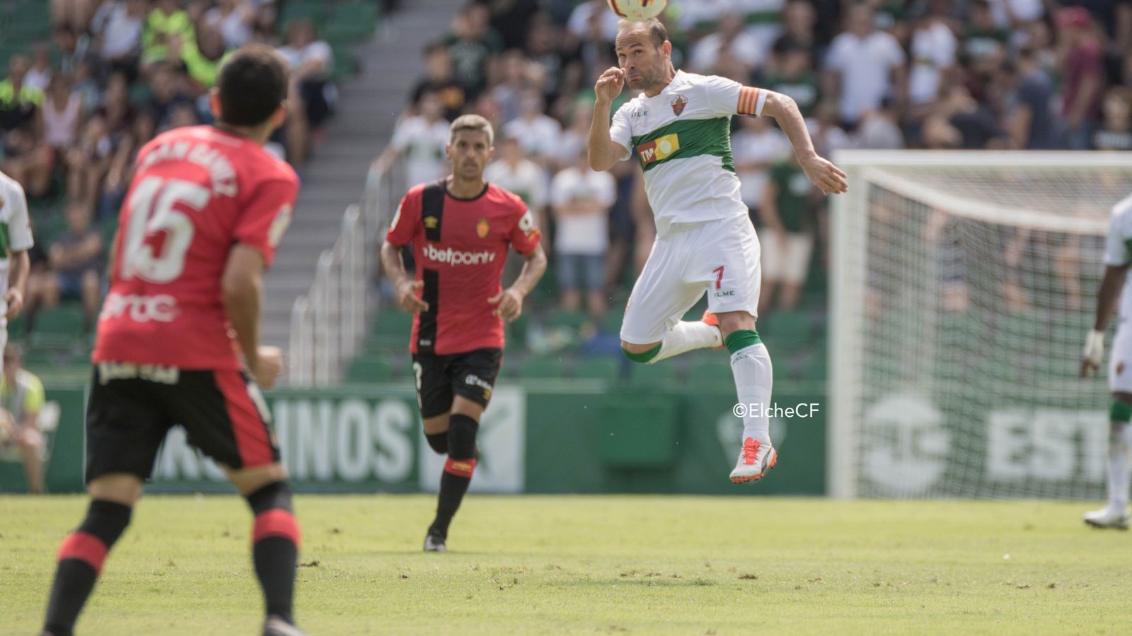 Nino salta a rematar el esférico.