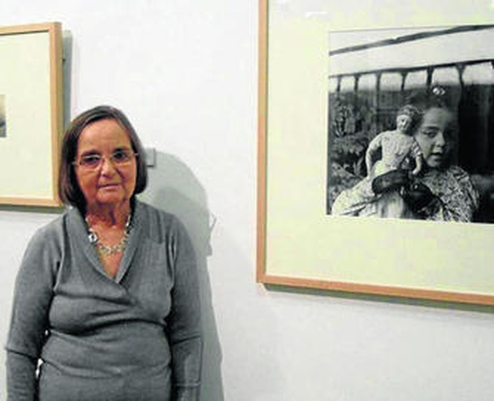 Marie Loup Sougez junto a una foto suya cuando era niña.