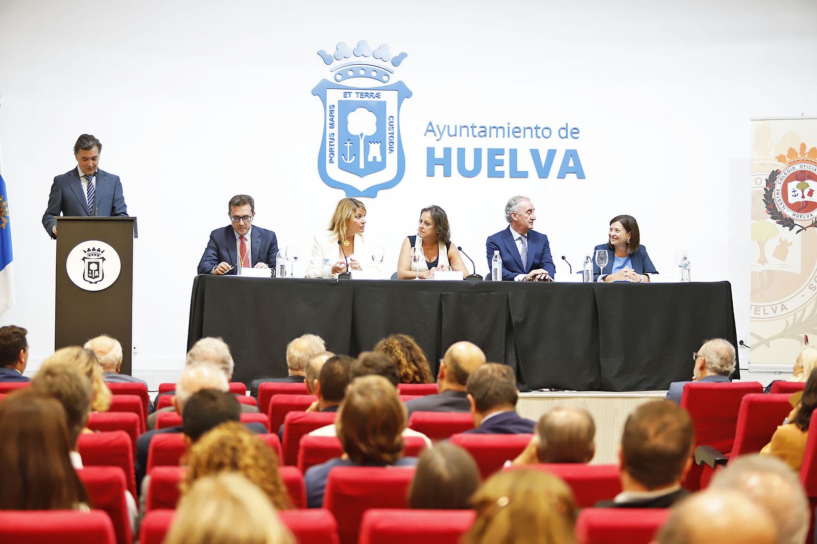 Imágenes de la toma de posesión institucional de la nueva Junta Directiva del Ilustre Colegio Oficial de Médicos de Huelva