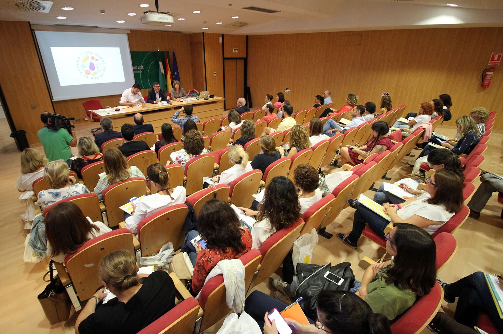 Medio centenar de docentes participan en la jornada informativa sobre el proyecto celebrada ayer en la Delegación Territorial de Educación.