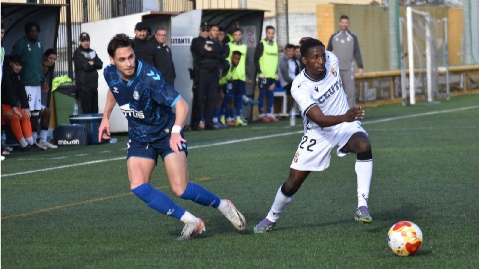 Un lance del AD Ceuta B- Balona