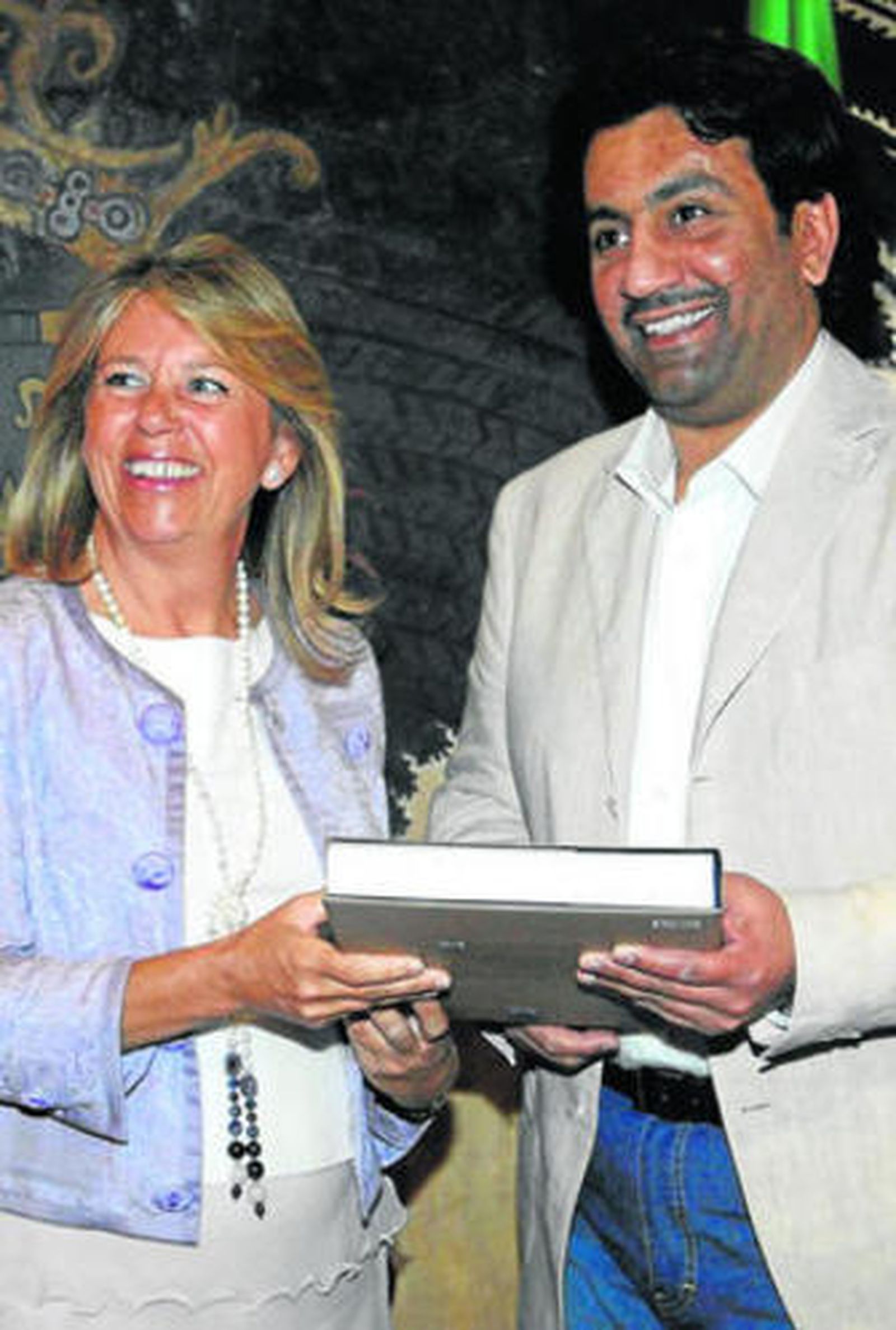 Ángeles Muñoz y el jeque Abdullah Al-Thani.
