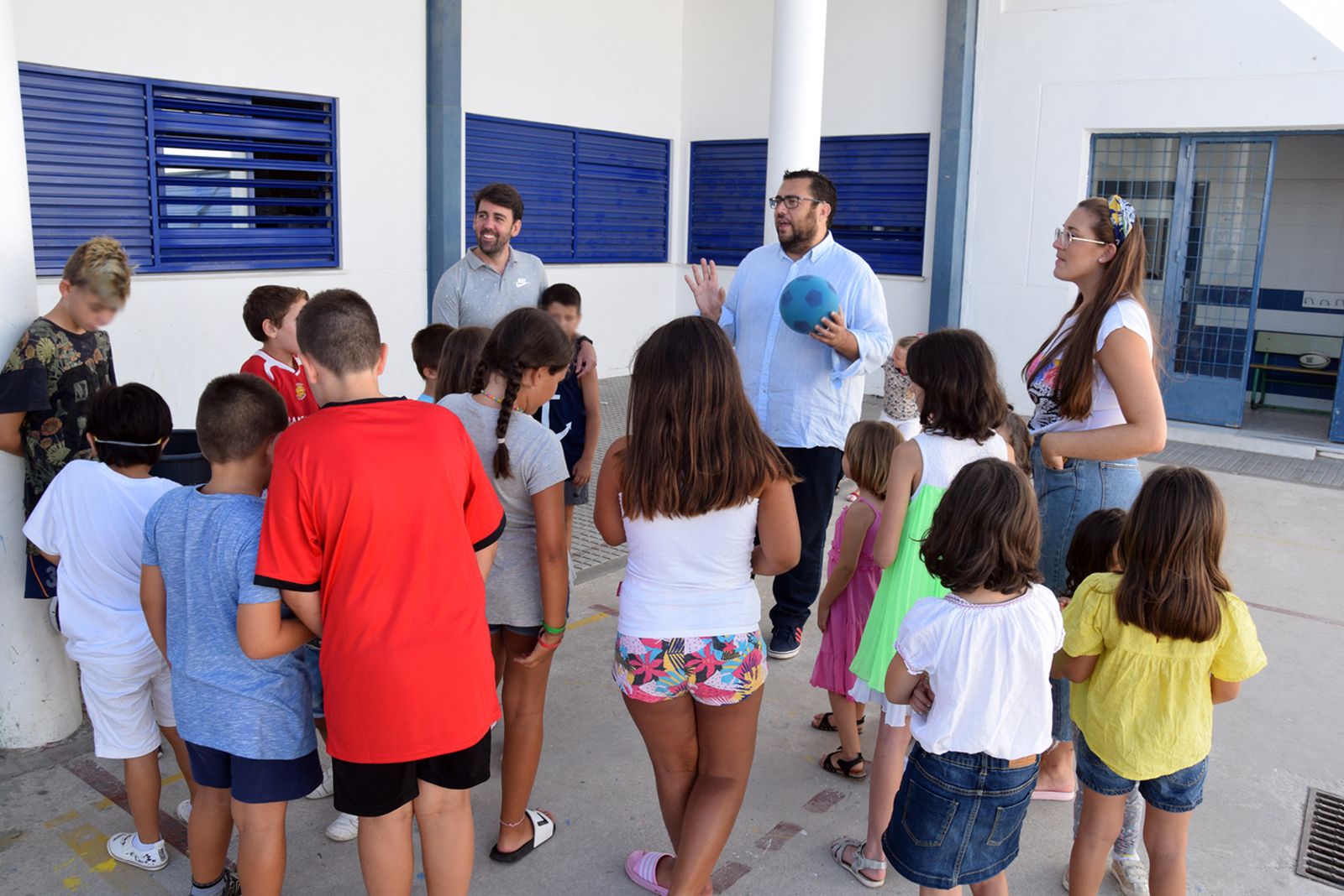 El concejal Jaime Armario, durante su visita al campamento de verano del Servando Camúñez.