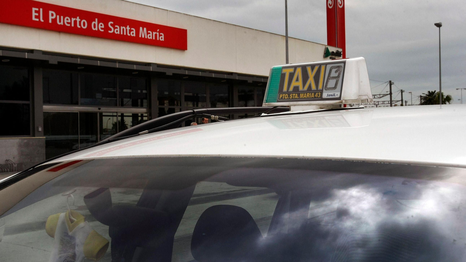 Los taxistas piden una solución para evitar los problemas que se producen con los vehículos particulares en la entrada de la estación. Los taxistas piden una solución para evitar los problemas que se producen con los vehículos particulares en la entrada de la estación.