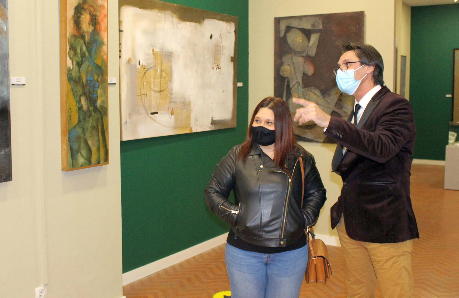 La delegada de Cultura y el autor de la muestra, durante la inauguración de la misma. La delegada de Cultura y el autor de la muestra, durante la inauguración de la misma.