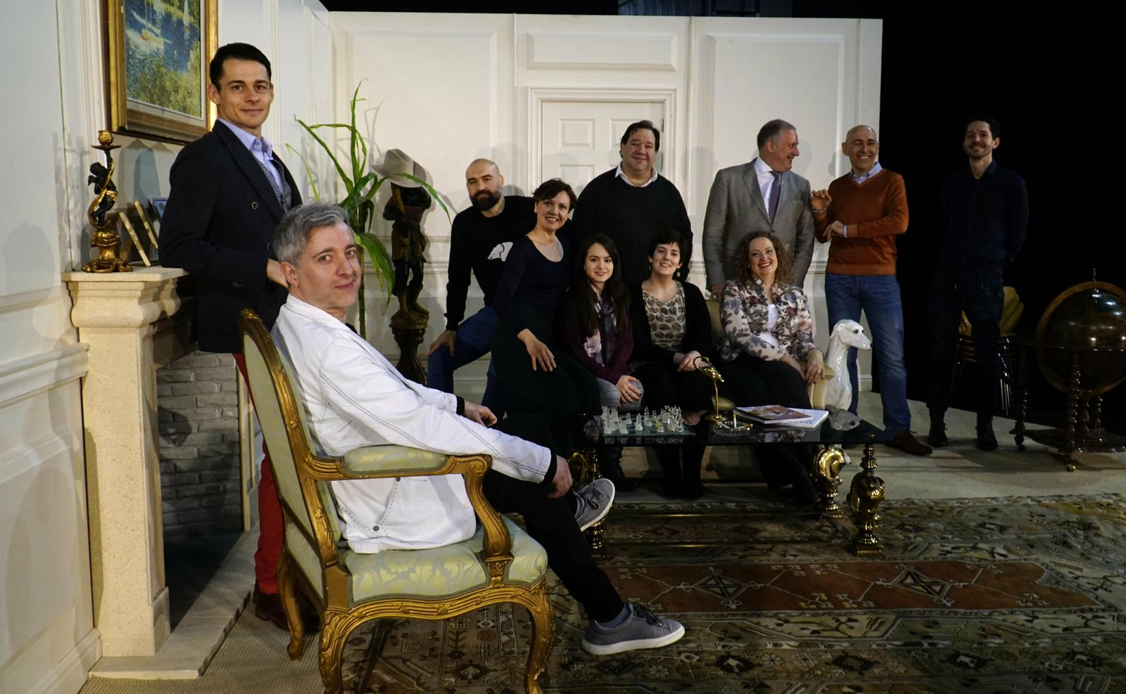 El equipo de esta producción de 'Agrippina' de Händel posa en uno de los decorados del montaje.