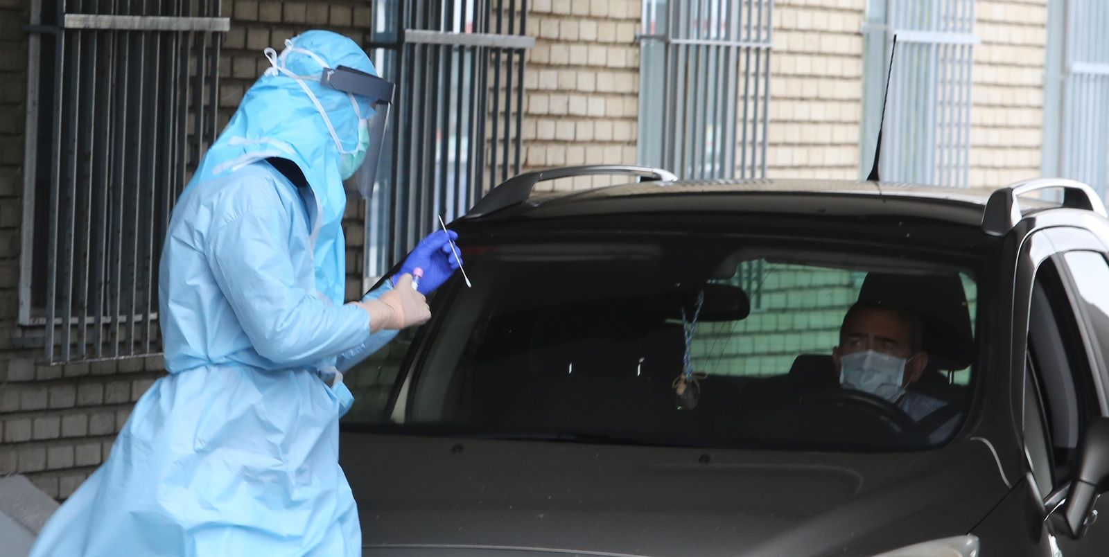 Un sanitario procede a realizar un test en el hospital de Jerez.