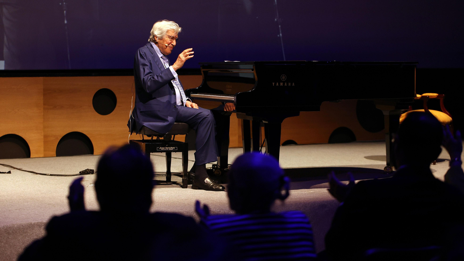 Manuel Alejandro recibe el premio Jerezano del Año del Rotary Club Jerez