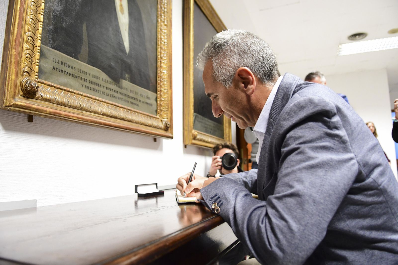 Las imágenes de la capilla ardiente de Pablo García Baena