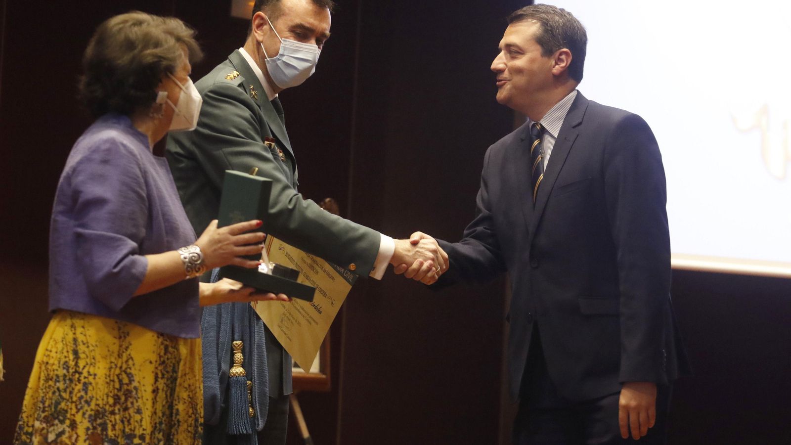 Juan Carretero y Rafaela Valenzuela entregan el reconocimiento al Ayuntamiento.