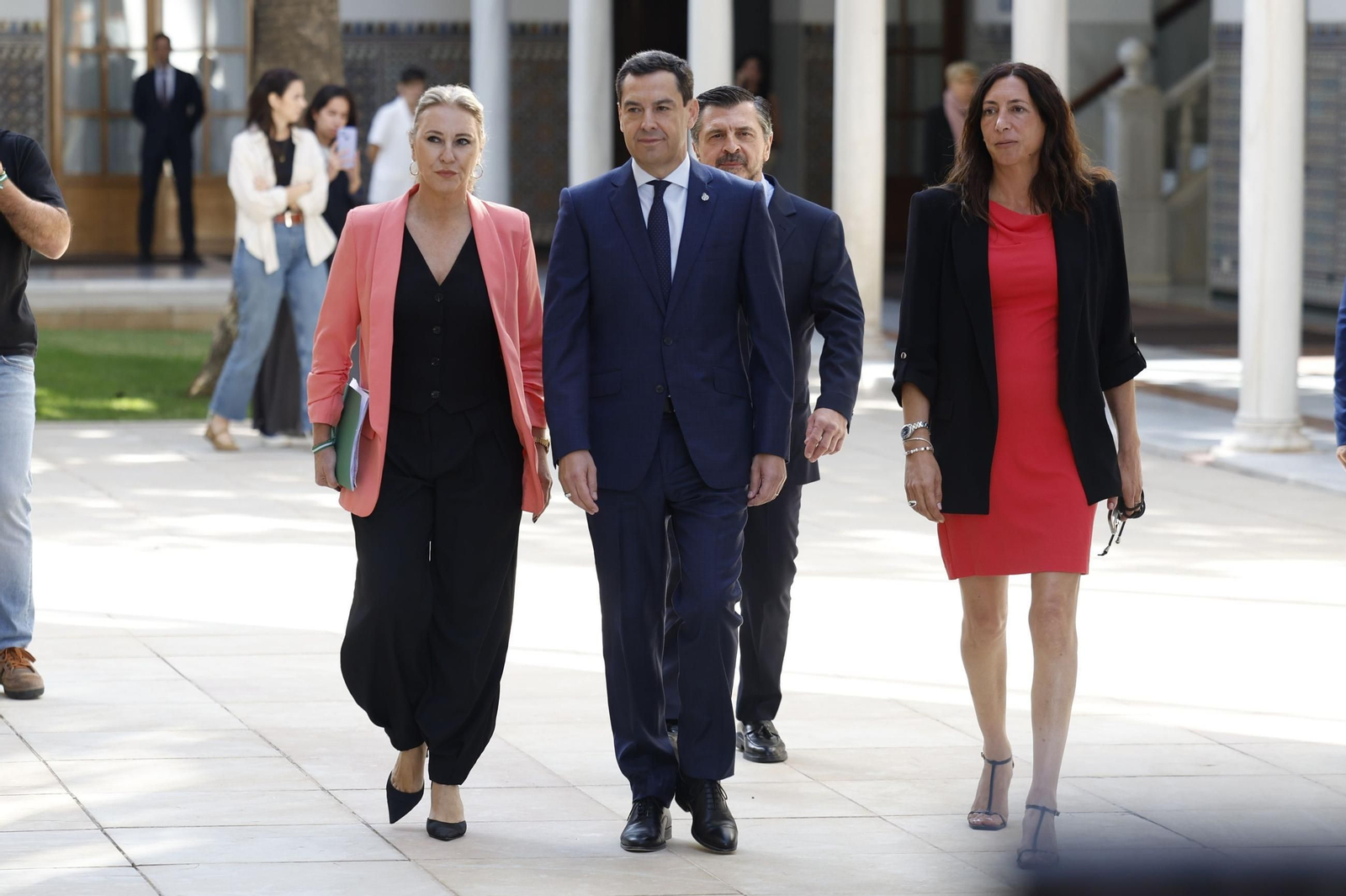 Juanma Moreno junto a la consejera de Hacienda, Carolina España, y la de Igualdad, Loles López, en el Parlamento