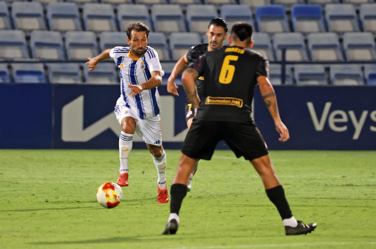 Álex Bernal conduce la pelota en el Trofeo Colombino.