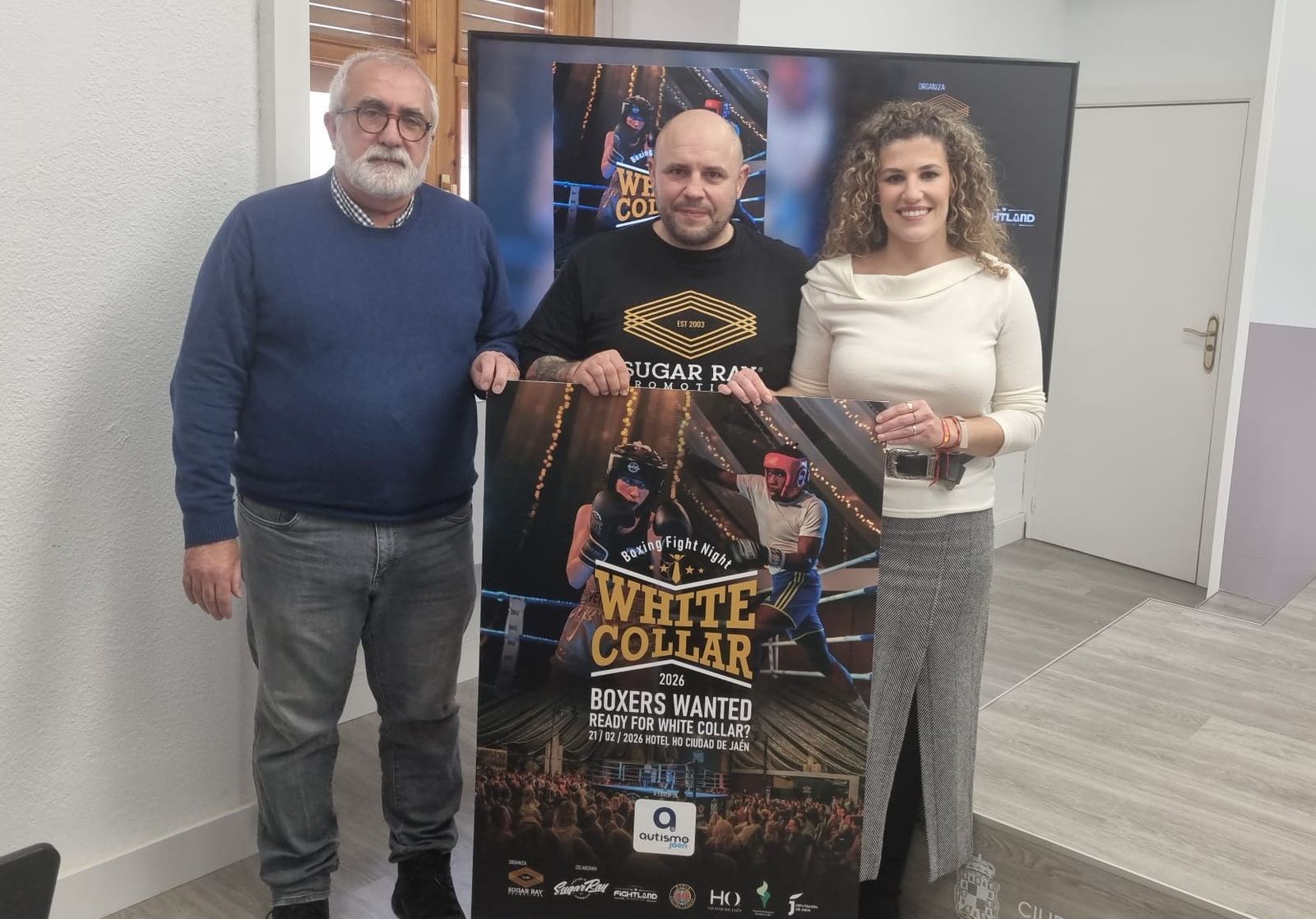 De izquierda a derecha, José Alfonso Mata, Raúl Buendía y Beatriz López, con el cartel de la cita.