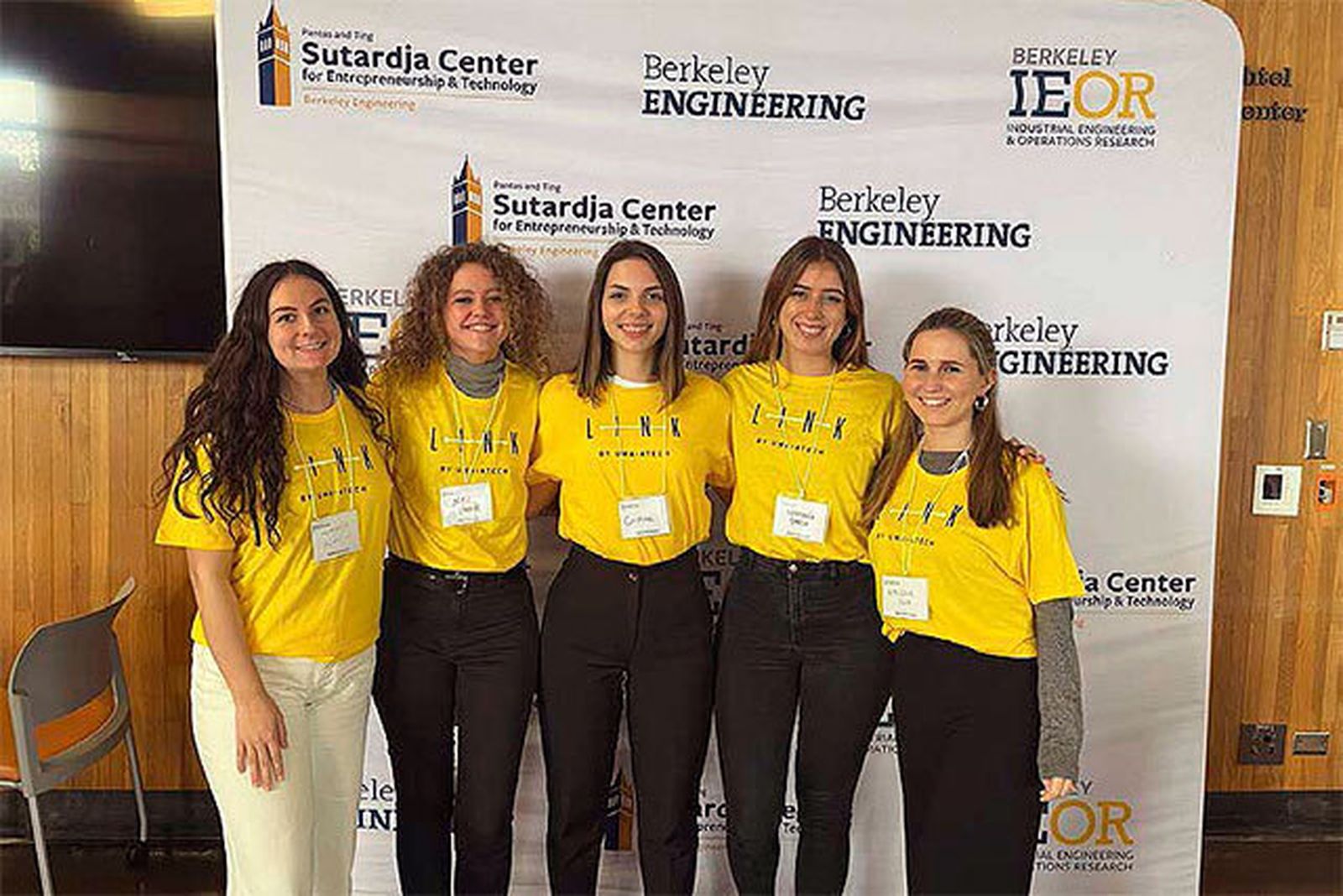 Las cinco alumnas de la UMA que han participado en un campamento de emprendimiento de la Universidad de Berkeley.