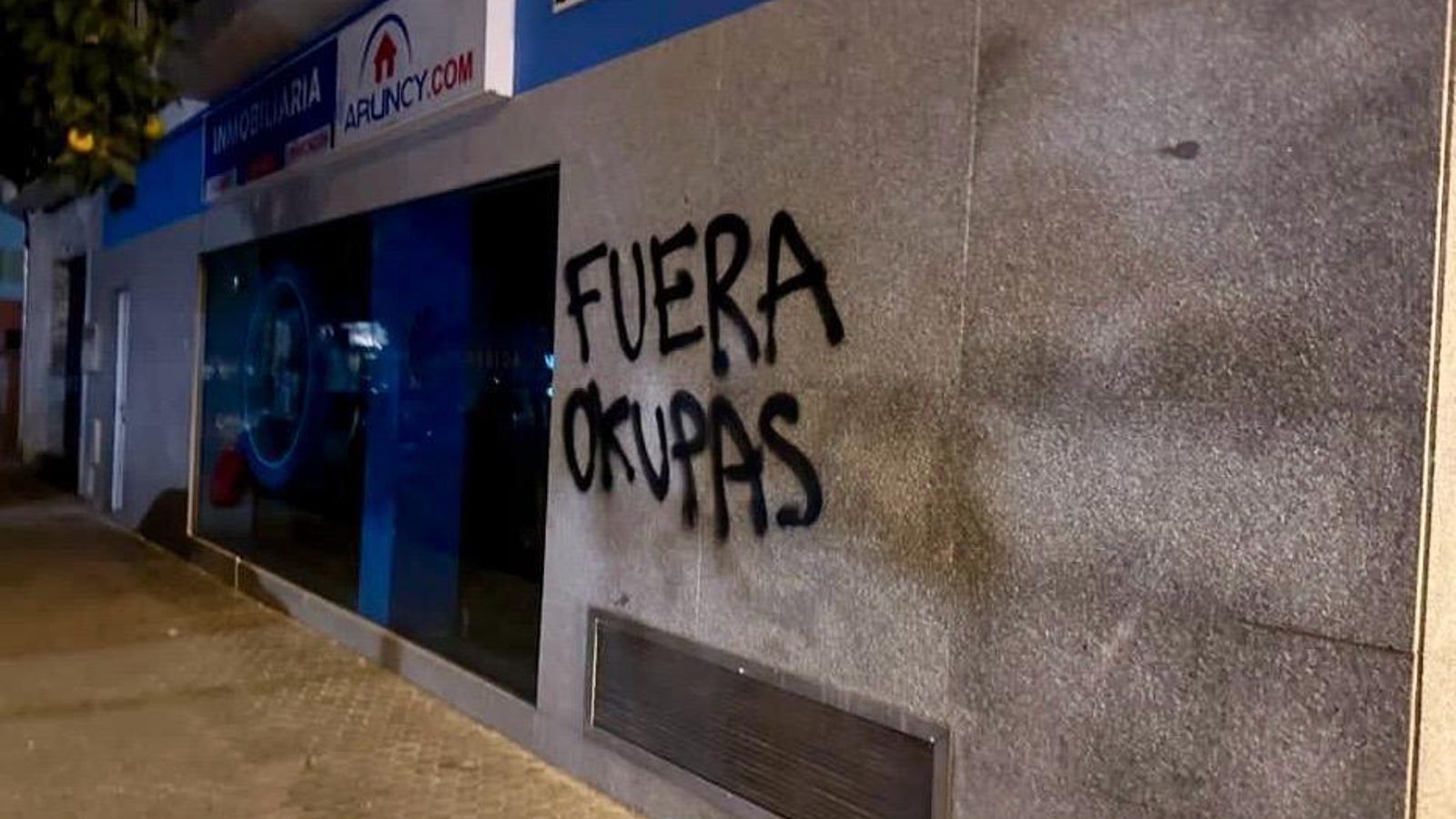 "Fuera okupas", otra pintada; el término okupa ha sido usado por Del Nido últimamente.