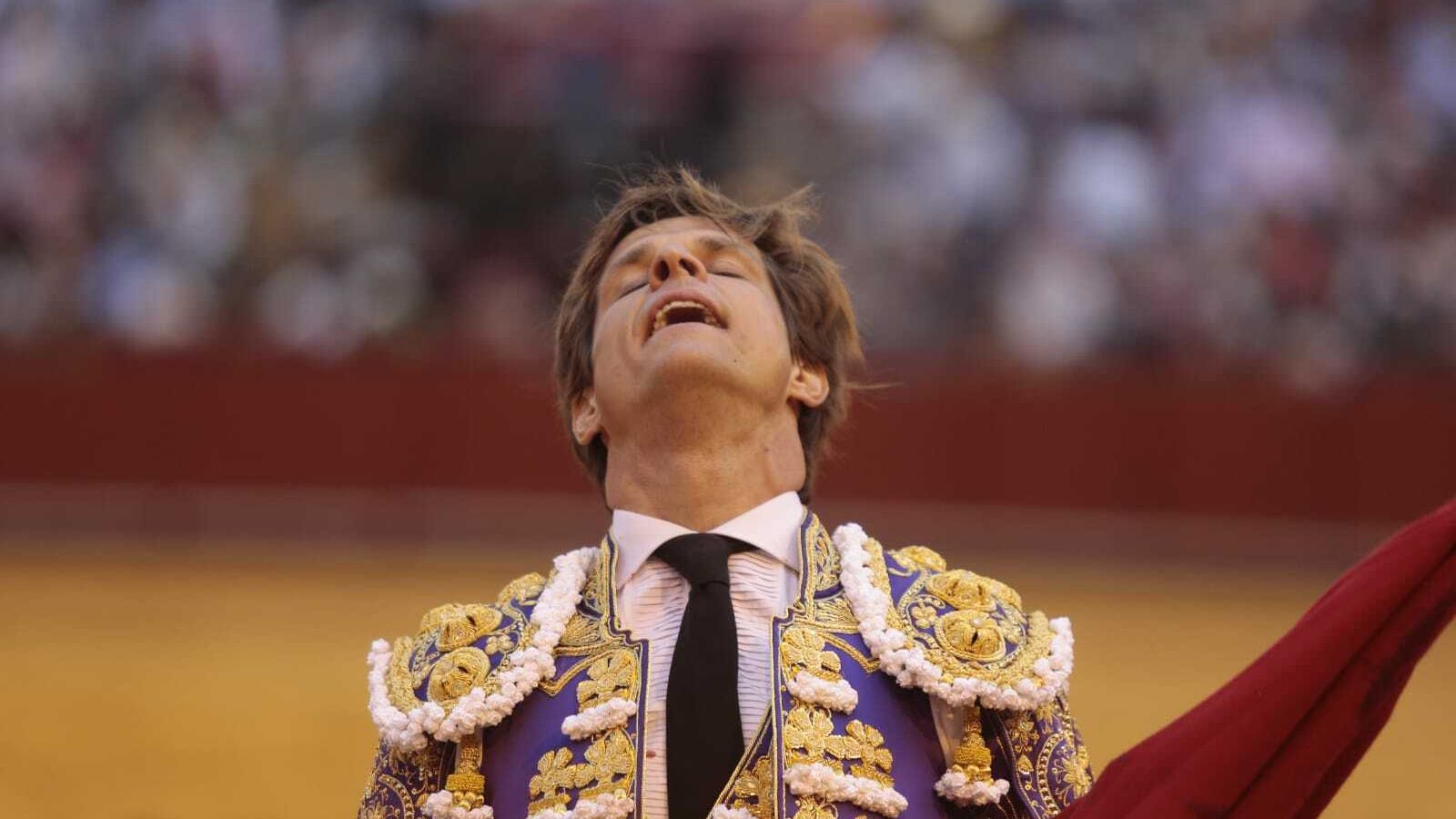 El Juli se lamenta durante la faena al quinto toro de la tarde.