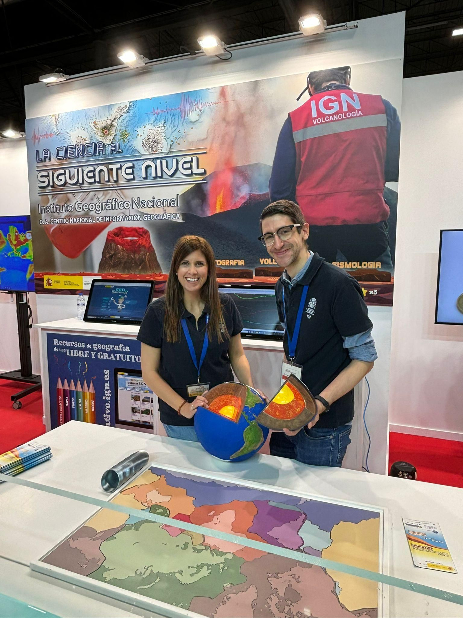 El experto del IGN, Javier Fernández Fraile, junto a una compañera.