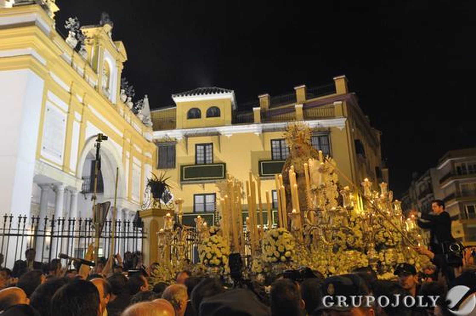 La virgen recorre los primeros metros.

Foto: Manuel Gomez