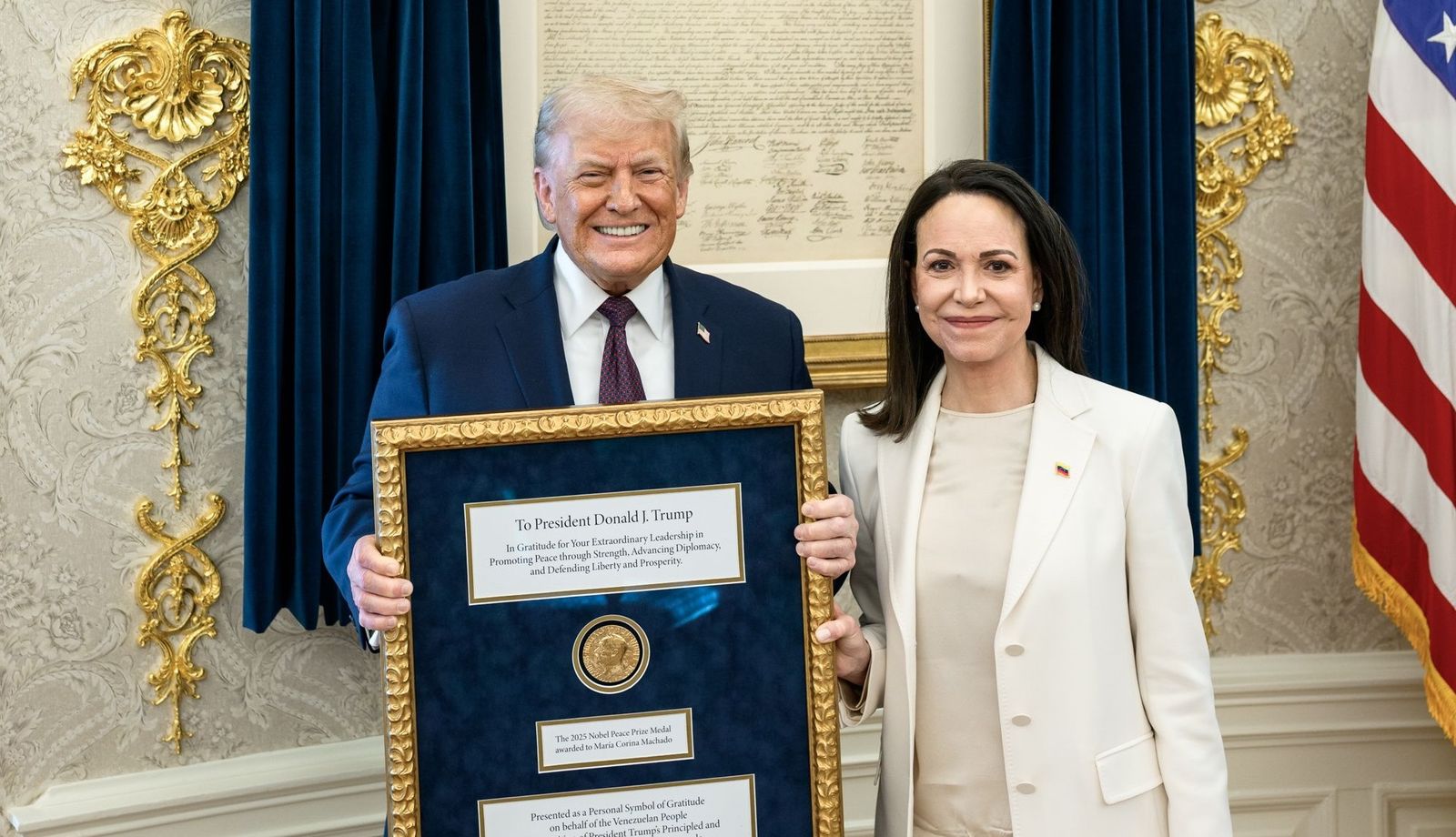 Trump posa junto a Machado con la medalla del Nobel el jueves en la Casa Blanca.