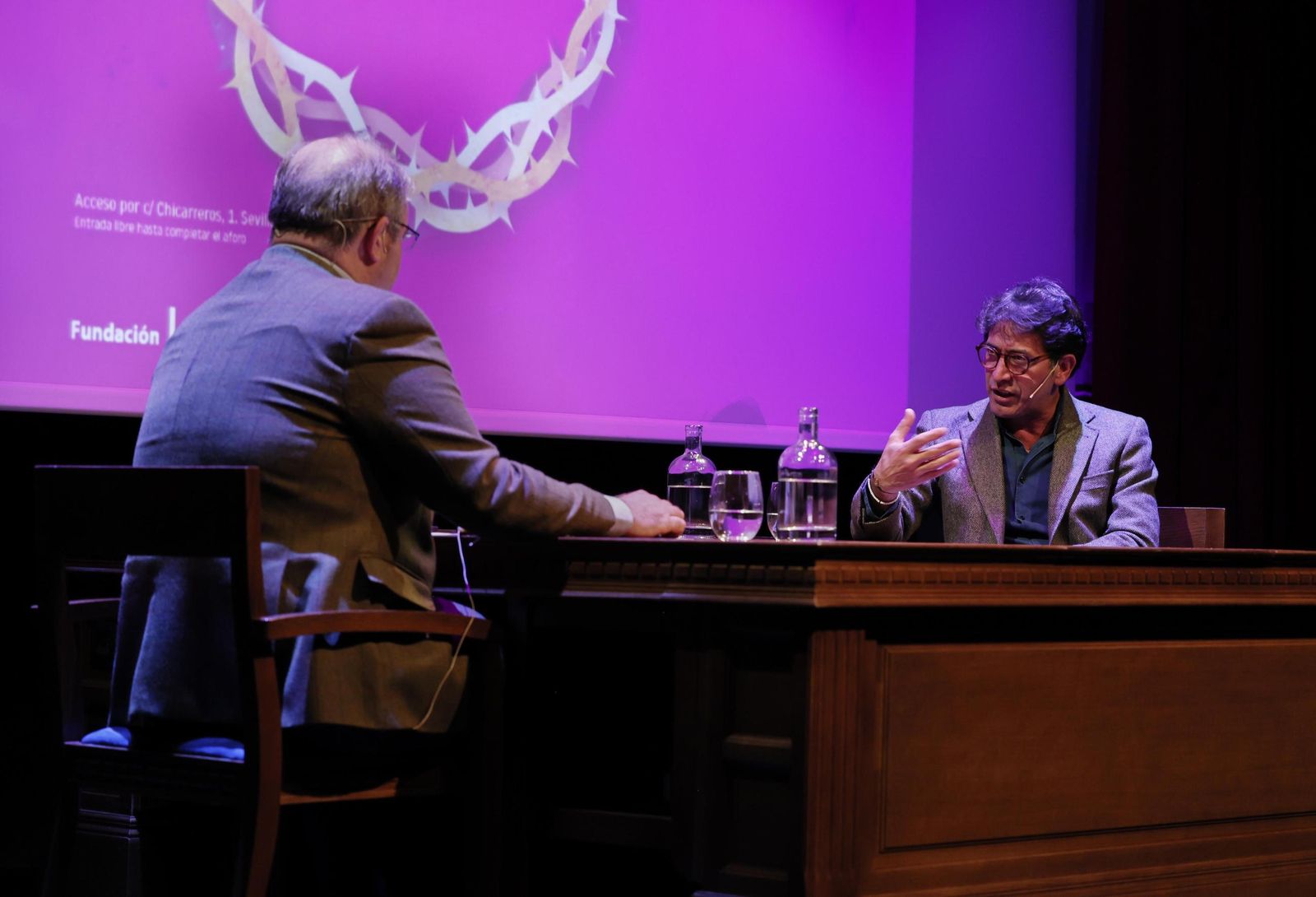 Las imágenes de la tertulia "Dialogos de Cuaresma"