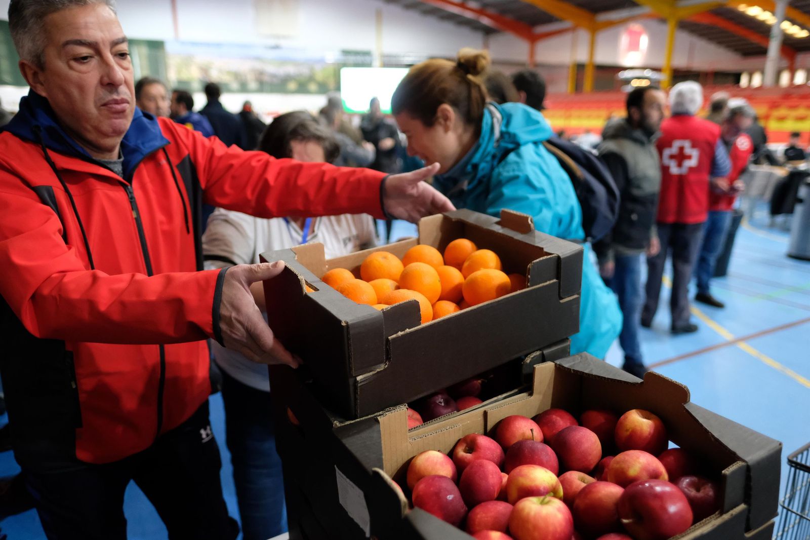 Fruta donada llegando al pabellón de Ronda.