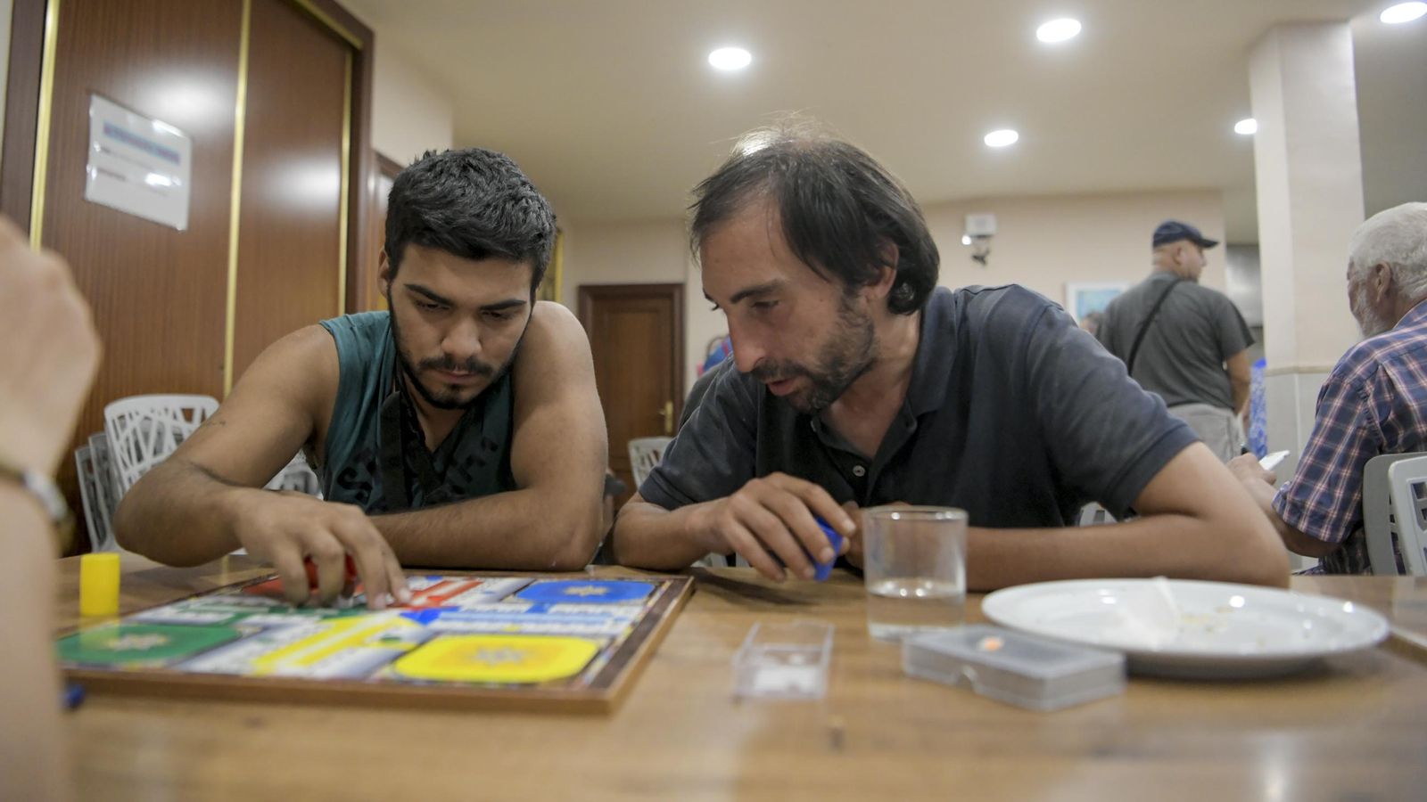 Para pasar las horas de calor, juegan al parchís, cosen, ven la tele o simplemente hablan entre ellos