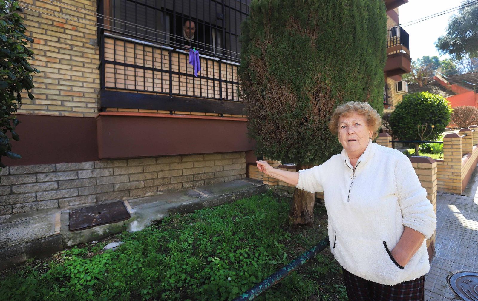 Una vecina muestra los boquetes que aparecen a diario por donde salen y entran los roedores.