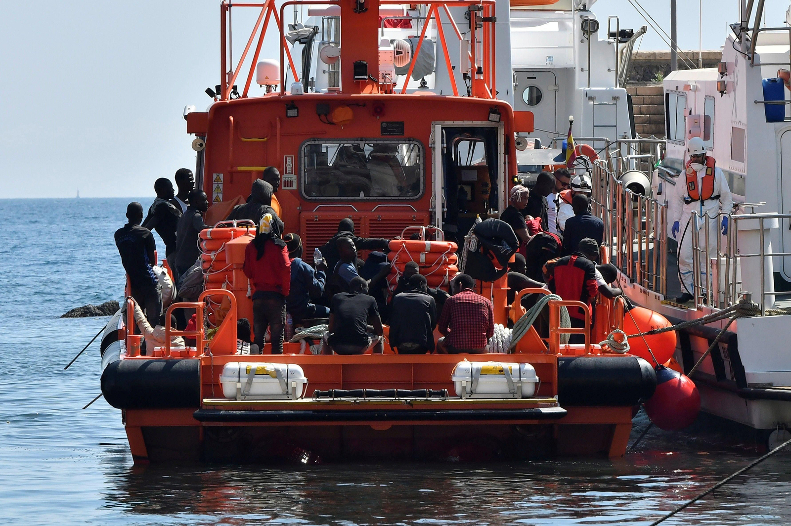 Imagen de archivo de una actuación de rescate de migrantes por parte de 'Salvamar Spica'.