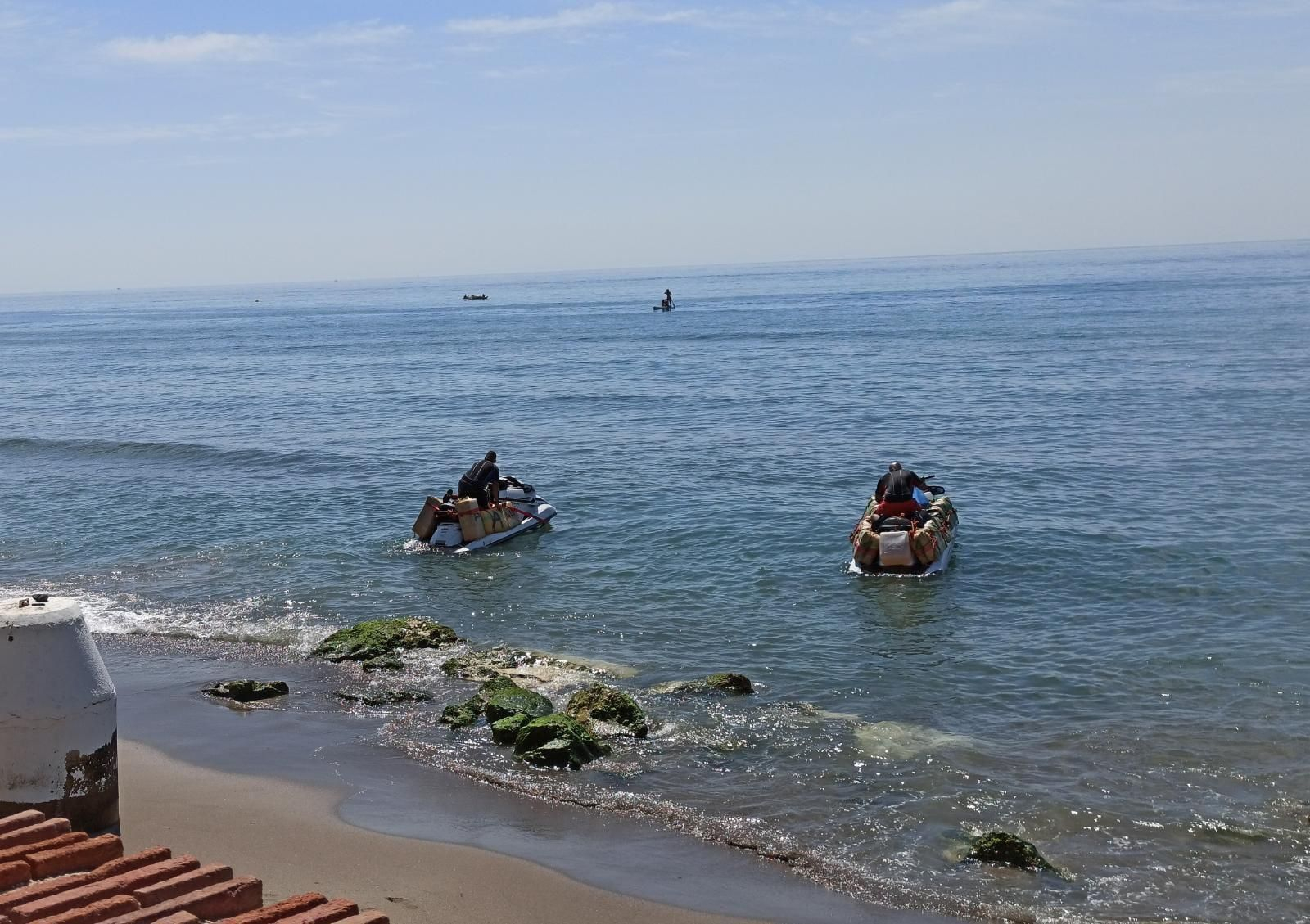 Dos de las motos acuáticas cargadas de hachís
